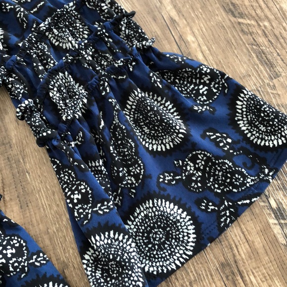 Bell sleeve pretty blue/black top - Picture 3 of 10